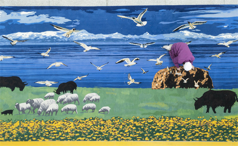 ?να? εργαζ?μενο? επιθεωρε? ?να χαλ? σε ?να εργαστ?ριο τη? Shengyuan Carpet Group Co στο Σιν?νγκ, στην επαρχ?α Τσινγκχ?ι, 4 Φεβρουαρ?ου 2023. Για την κατασκευ? των χαλι?ν χρησιμοποιε?ται μαλλ? υψηλ?? ποι?τητα?. Π?νω του? δημιουργο?νται περ?τεχνα σχ?δια καθ?? και εικ?νε? αγροτικ?? ζω??.  [Φωτογραφ?α/Xinhua]