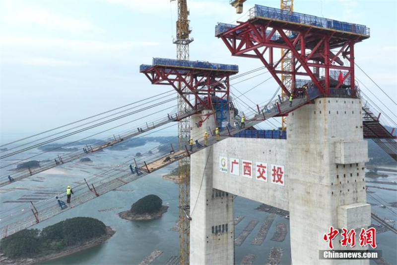 Η μακρ?τερη γ?φυρα cross-see στην αυτ?νομη περιοχ? Γκουανσ? υπ? κατασκευ?