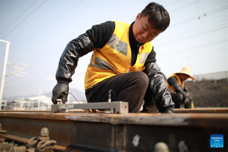 ?να? τεχνικ?? χρησιμοποιε? ?ναν ανιχνευτ? ελαττωμ?των για να ανιχνε?σει τη σιδηροδρομικ? γραμμ? κοντ? στον Ανατολικ? Σιδηροδρομικ? Σταθμ? Ντο?γιουν κατ? μ?κο? του σιδηροδρ?μου υψηλ?? ταχ?τητα? Γκου??γιανγκ-Ν?νινγκ στην π?λη Ντο?γιουν, στην επαρχ?α Γκου??τζοου τη? Νοτιοδυτικ?? Κ?να?, 27 Φεβρουαρ?ου του 2023. Ο σιδηρ?δρομο? υψηλ?? ταχ?τητα? Γκου??γιανγκ-Ν?νινγκ, με μ?γιστη ταχ?τητα 350 χιλι?μετρα την ?ρα, αναμ?νεται να τεθε? σε λειτουργ?α το 2023. (Φωτογραφ?α / Xinhua)