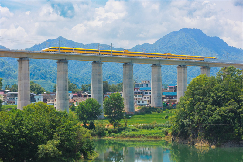 T?θεται σε λειτουργ?α o πρ?το? σιδηρ?δρομο? υψηλ?? ταχ?τητα? τη? επαρχ?α? Γκουε?τζ?ου με ταχ?τητα σχεδιασμο? 350 χιλι?μετρα την ?ρα