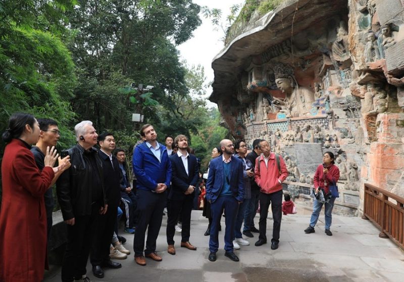 Ρεκ?ρ τουριστ?ν φ?το? στα Σπ?λαια Νταζο? του Τσονγκτσ?νγκ