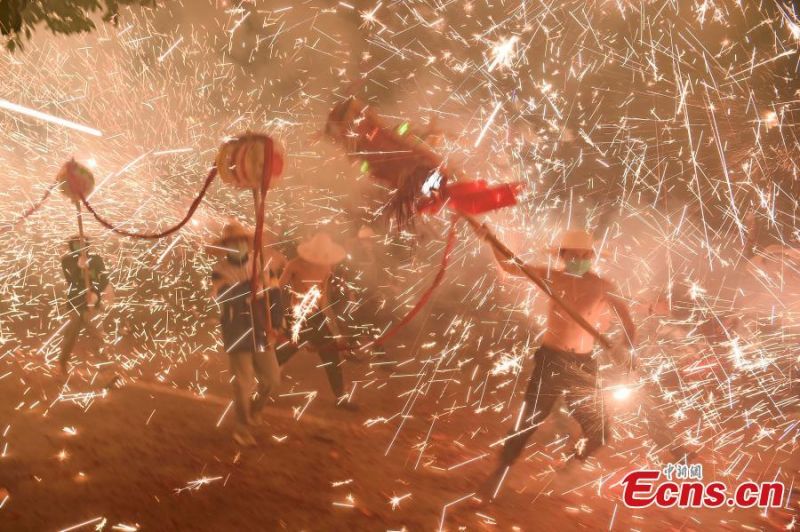 ?να? απ?στευτο? χορ?? δρ?κου β?ζει φωτι? στον ουραν? του Γκουιτζ?ου