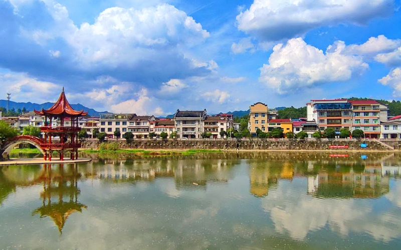 Το ?ζωνταν? νερ?? απ? την πηγ? του ποταμο? Χαν περιβ?λλει τα καταπρ?σινα βουν?