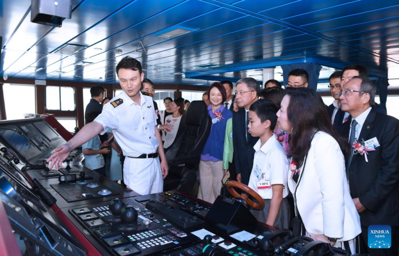 Το βαθυσκ?φο? Jiaolong?τη? Κ?να? πραγματοπο?ησε την πρ?τη του ιστορικ? επ?σκεψη στο Χονγκ Κονγκ