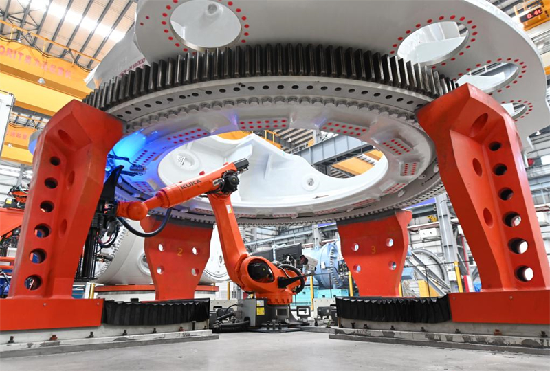 Φωτογραφ?α που τραβ?χτηκε στι? 12 Οκτωβρ?ου δε?χνει ?ναν ρομποτικ? βραχ?ονα σε λειτουργ?α στη β?ση παραγωγ?? τη? εταιρε?α? Dongfang Electric Corporation στην π?λη Φουτζ?ου τη? επαρχ?α? Φουτζι?ν. (Φωτογραφ?α / Xinhua)