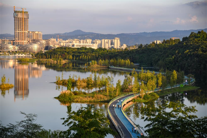 ?νθρωποι κ?νουν β?λτα δ?πλα στη λ?μνη Xinglong στη Ν?α Περιοχ? Tianfu, στην επαρχ?α Σιτσου?ν, νοτιοδυτικ? Κ?να, 17 Οκτωβρ?ου 2024. (Φωτογραφ?α / Xinhua)