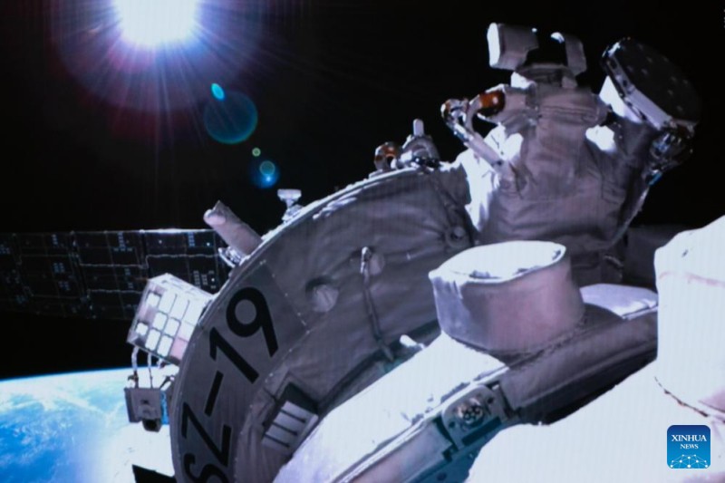 Αυτ? η εικ?να καταγρ?φηκε στο Κ?ντρο Ελ?γχου Διαστ?ματο? του Πεκ?νου στι? 30 Οκτωβρ?ου 2024 δε?χνει το επανδρωμ?νο διαστημ?πλοιο Shenzhou-19 να προσεγγ?ζει το μπροστιν? σημε?ο πρ?σδεση? στο κεντρικο? module του διαστημικο? σταθμο? Tianhe.