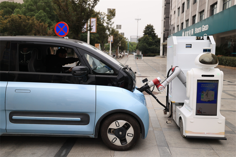 Ν?ο ενεργειακ? ρομπ?τ φ?ρτιση? οχημ?των ??πιασε δουλει??