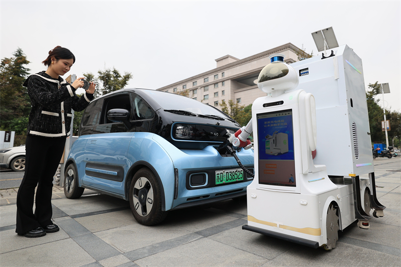 Ν?ο ενεργειακ? ρομπ?τ φ?ρτιση? οχημ?των ??πιασε δουλει??