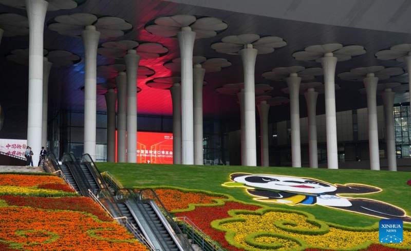 Ο κεντρικ?? χ?ρο? για την 7η Διεθν? ?κθεση Εισαγωγ?ν τη? Κ?να? ε?ναι πλ?ρω? διακοσμημ?νο?