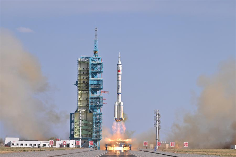 Το επανδρωμ?νο διαστημ?πλοιο Shenzhou-20, τοποθετημ?νο στην κορυφ? πυρα?λου Long March-2F, απογει?νεται απ? το Κ?ντρο Εκτ?ξευση? Δορυφ?ρων Τζιουτσου?ν στη βορειοδυτικ? Κ?να, στι? 24 Απριλ?ου 2025. (Φωτογραφ?α / Xinhua)