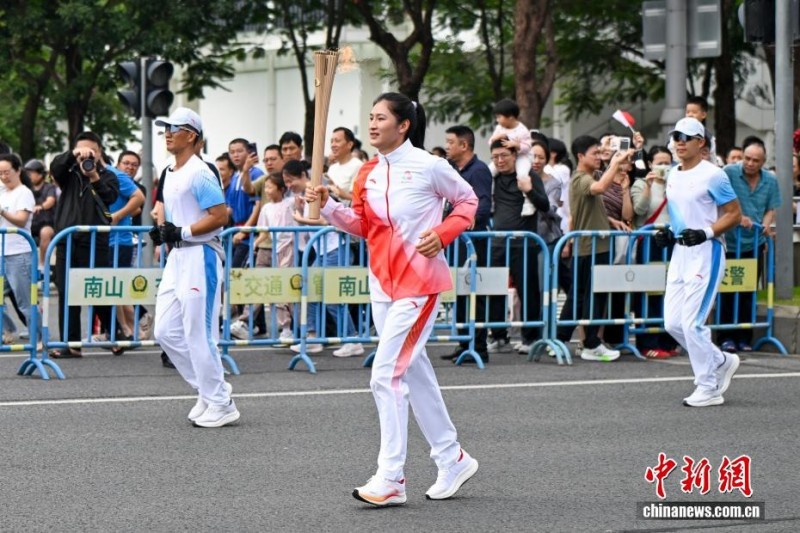 Στου? 15ου? Εθνικο?? Αγ?νε? τη? Κ?να? (Γκουανγκντ?νγκ-Χονγκ Κονγκ-Μακ?ο) διεξ?χθη λαμπαδηδρομ?α