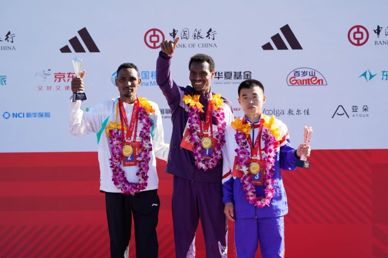 Αιθ?οπε? δρομε?? στ?φθηκαν νικητ?? στον Μαραθ?νιο του Πεκ?νου — αριθμ?? ρεκ?ρ συμμετεχ?ντων σπ?ει το φρ?γμα των 3 ωρ?ν