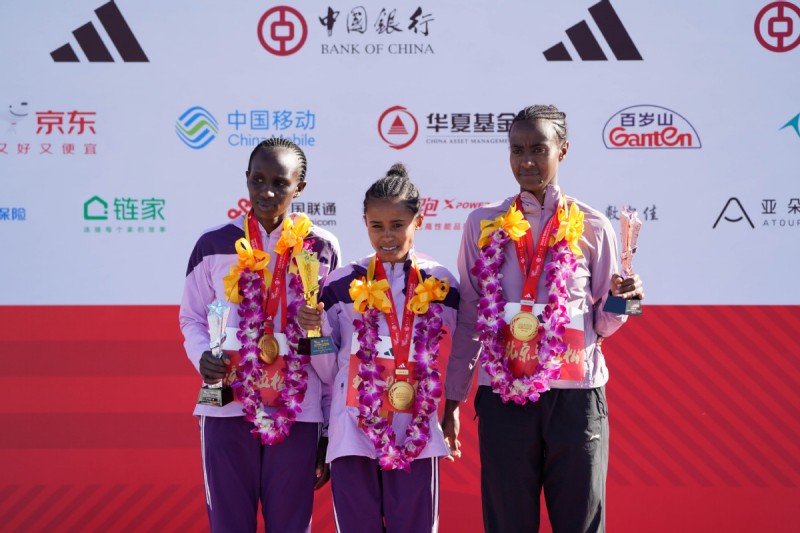 Αιθ?οπε? δρομε?? στ?φθηκαν νικητ?? στον Μαραθ?νιο του Πεκ?νου — αριθμ?? ρεκ?ρ συμμετεχ?ντων σπ?ει το φρ?γμα των 3 ωρ?ν