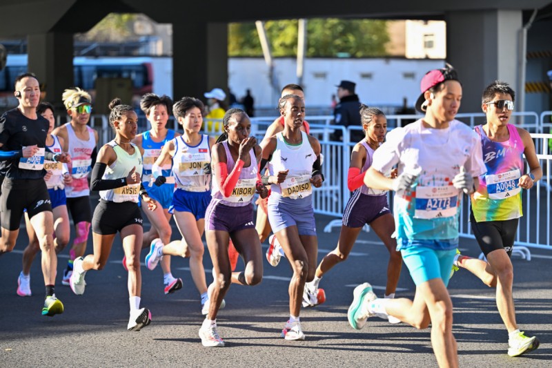 Αιθ?οπε? δρομε?? στ?φθηκαν νικητ?? στον Μαραθ?νιο του Πεκ?νου — αριθμ?? ρεκ?ρ συμμετεχ?ντων σπ?ει το φρ?γμα των 3 ωρ?ν